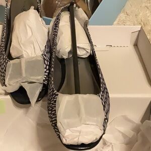 Stylish Black and White Women's Flats